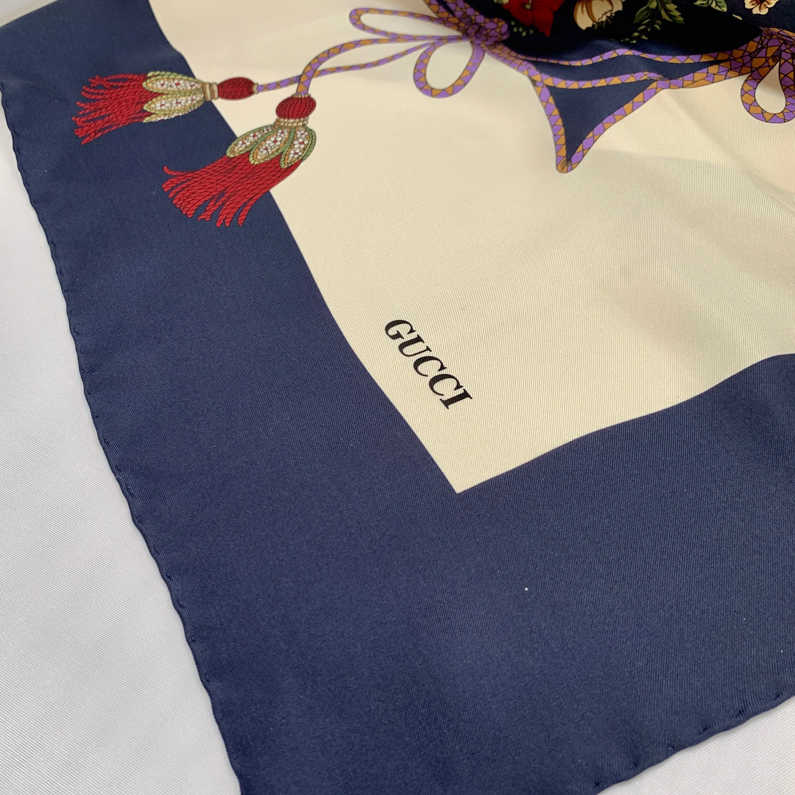Gucci Floral and Tassel-print Silk Shawl in Ivory
