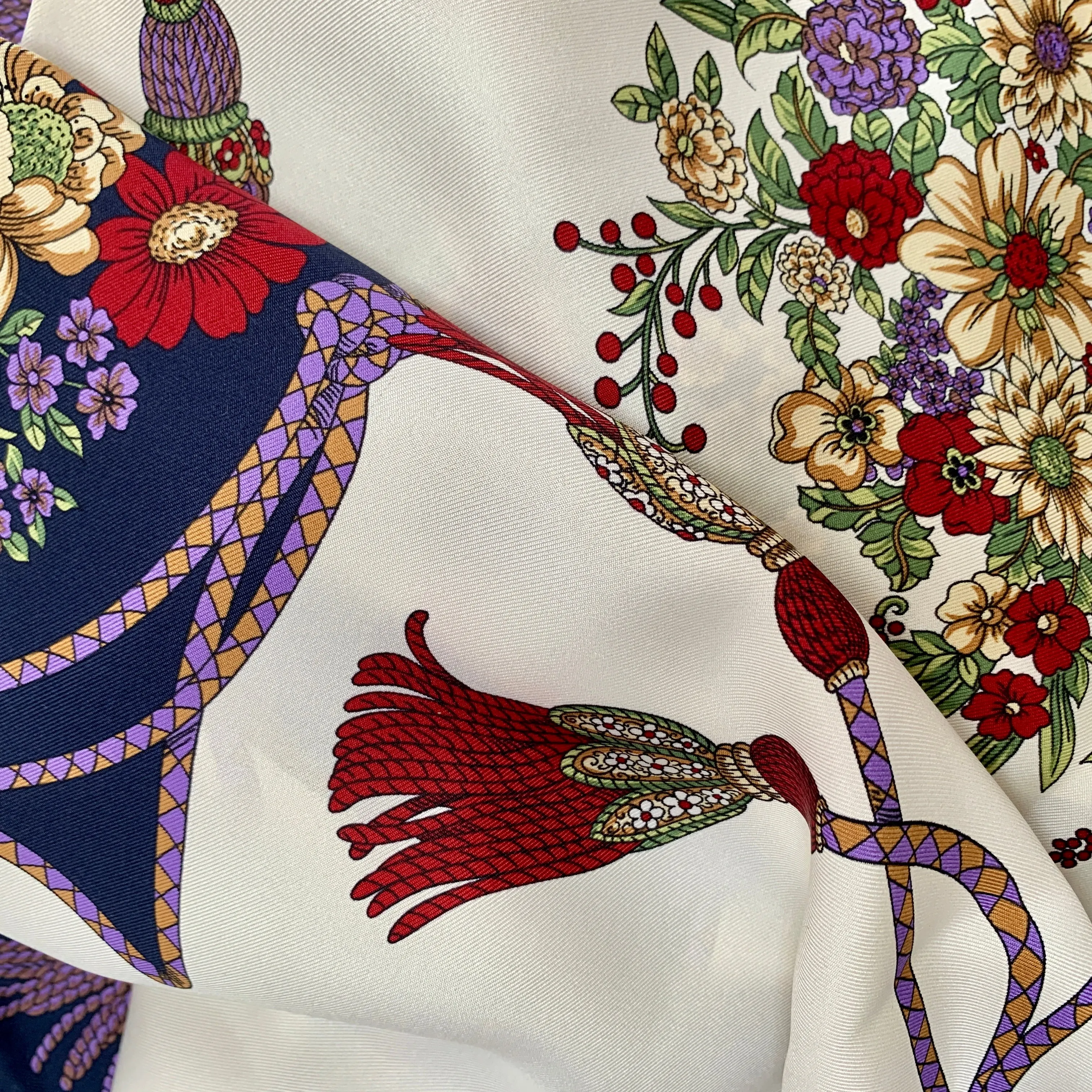 Gucci Floral and Tassel-print Silk Shawl in Ivory