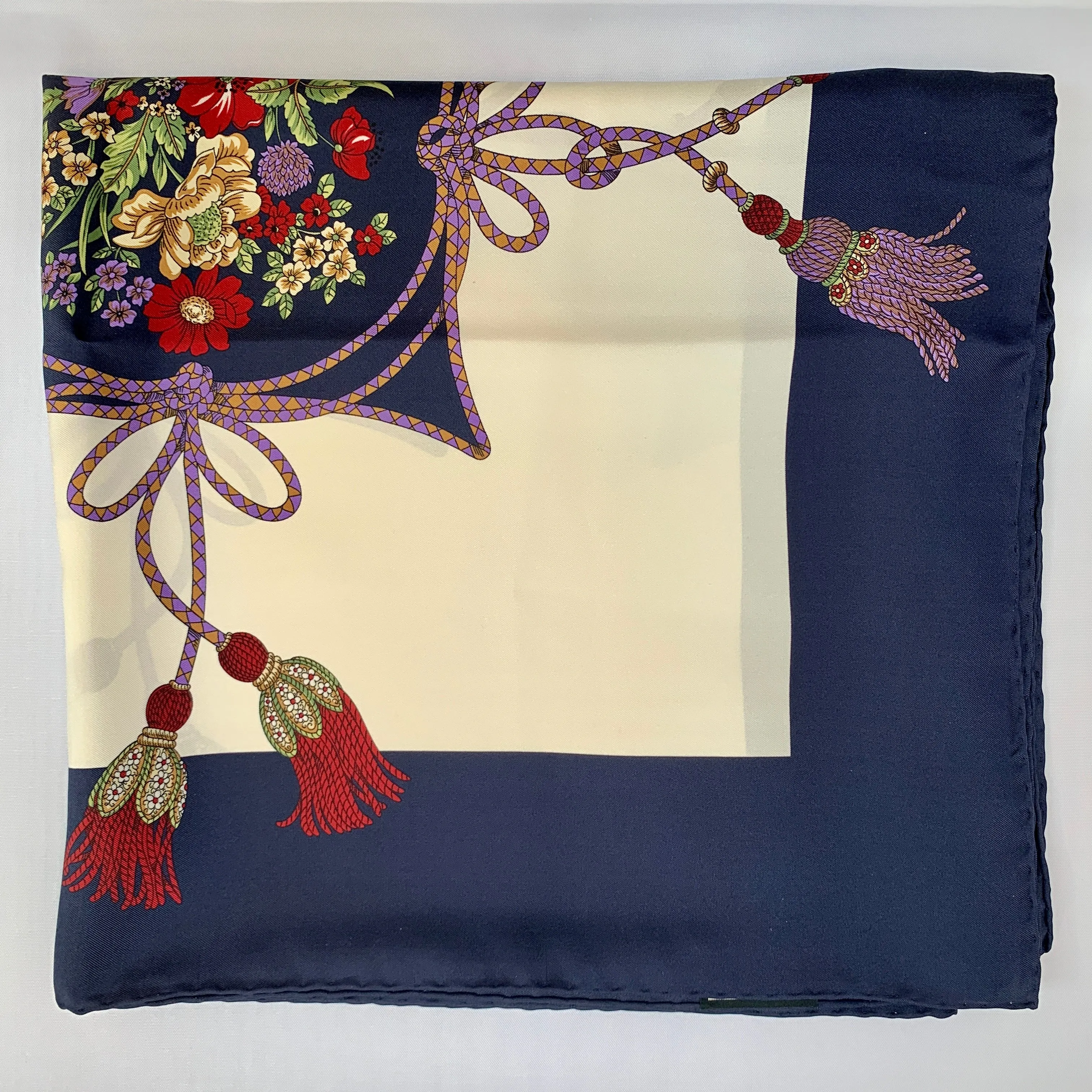 Gucci Floral and Tassel-print Silk Shawl in Ivory