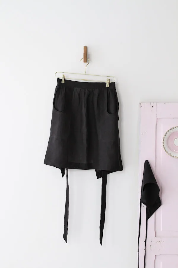 HOSTESS APRON IN BLACK LINEN