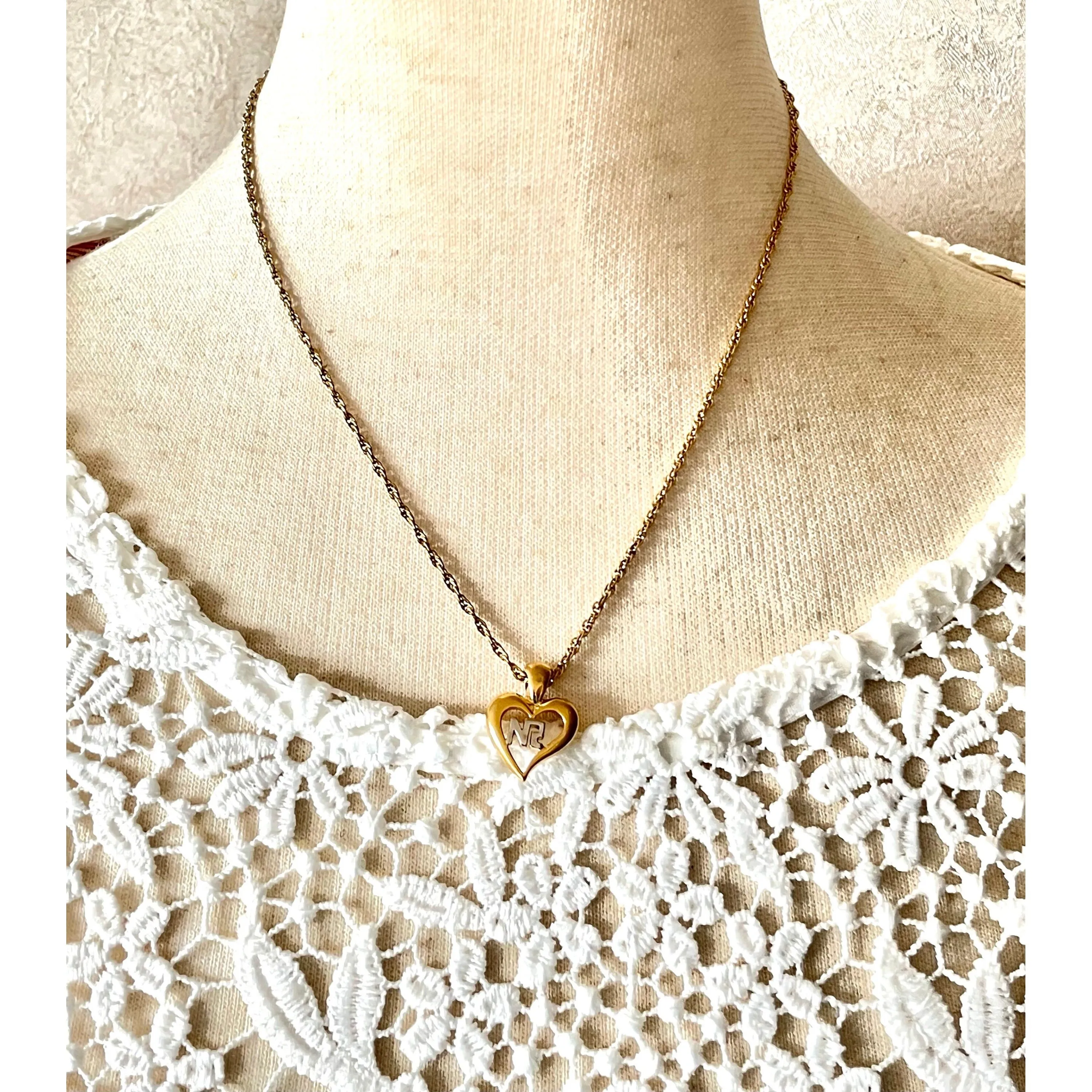 MINT. Vintage NINA RICCI skinny chain necklace with open heart logo top. 051016ap5