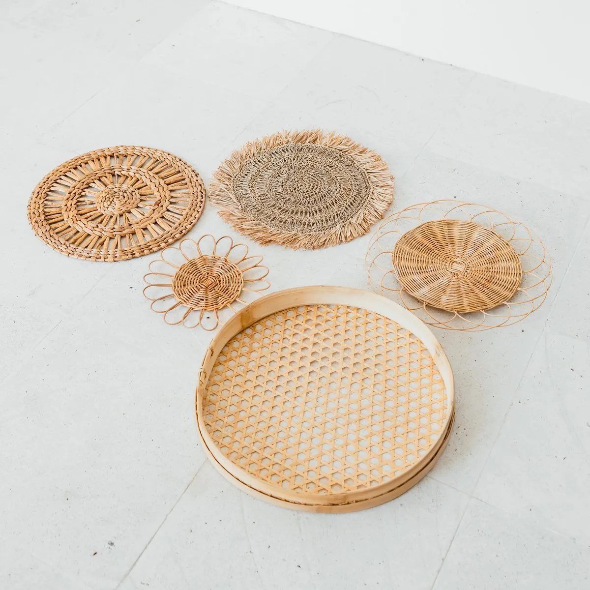 Rootz  Boho Wall Decor Set – Rattan Wall Baskets – Natural Wall Hanging – Woven Wall Decoration – Handmade Set of 5 Wall Plates (Ø 15-45 cm) PENIDA