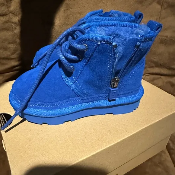 UGG CLASSIC NEUMEL II BOOT BOYS SIZE 8 ROYAL BLUE
