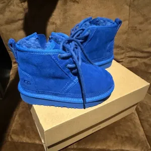 UGG CLASSIC NEUMEL II BOOT BOYS SIZE 8 ROYAL BLUE