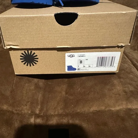 UGG CLASSIC NEUMEL II BOOT BOYS SIZE 8 ROYAL BLUE