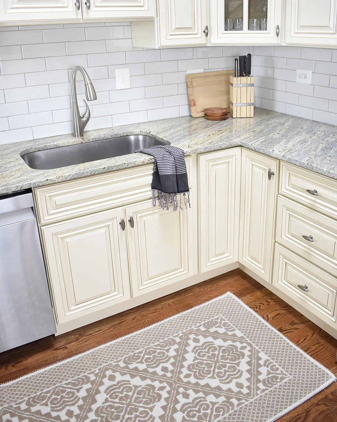 VICTORIA – Taupe Runner Area Rug