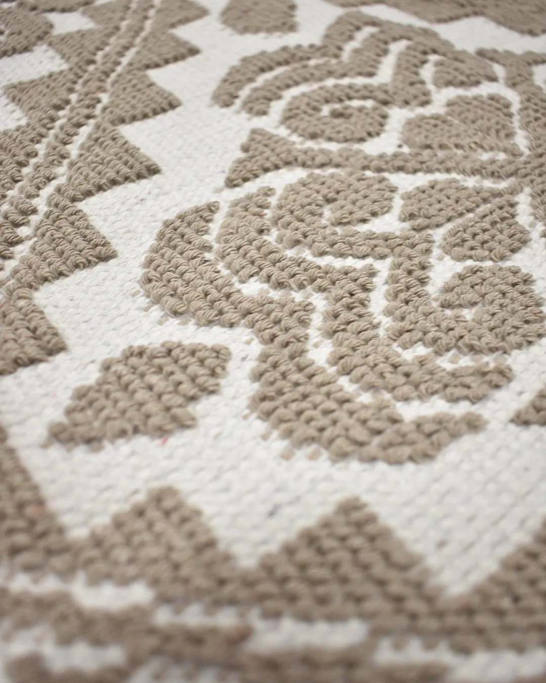 VICTORIA – Taupe Runner Area Rug