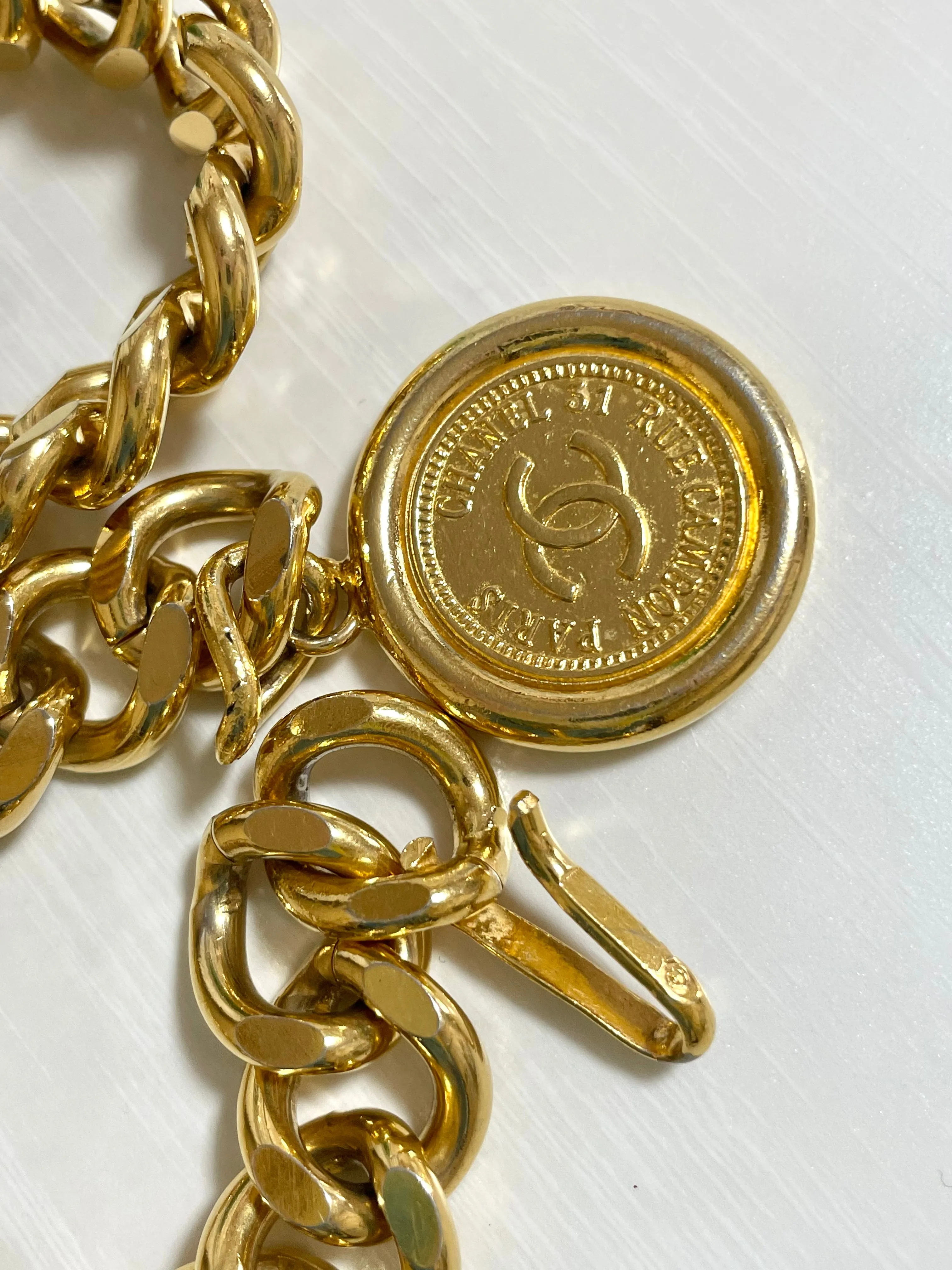 Vintage CHANEL golden thick chain belt with a CC charm and logo plate. 82cm. Classic belt. 0410244