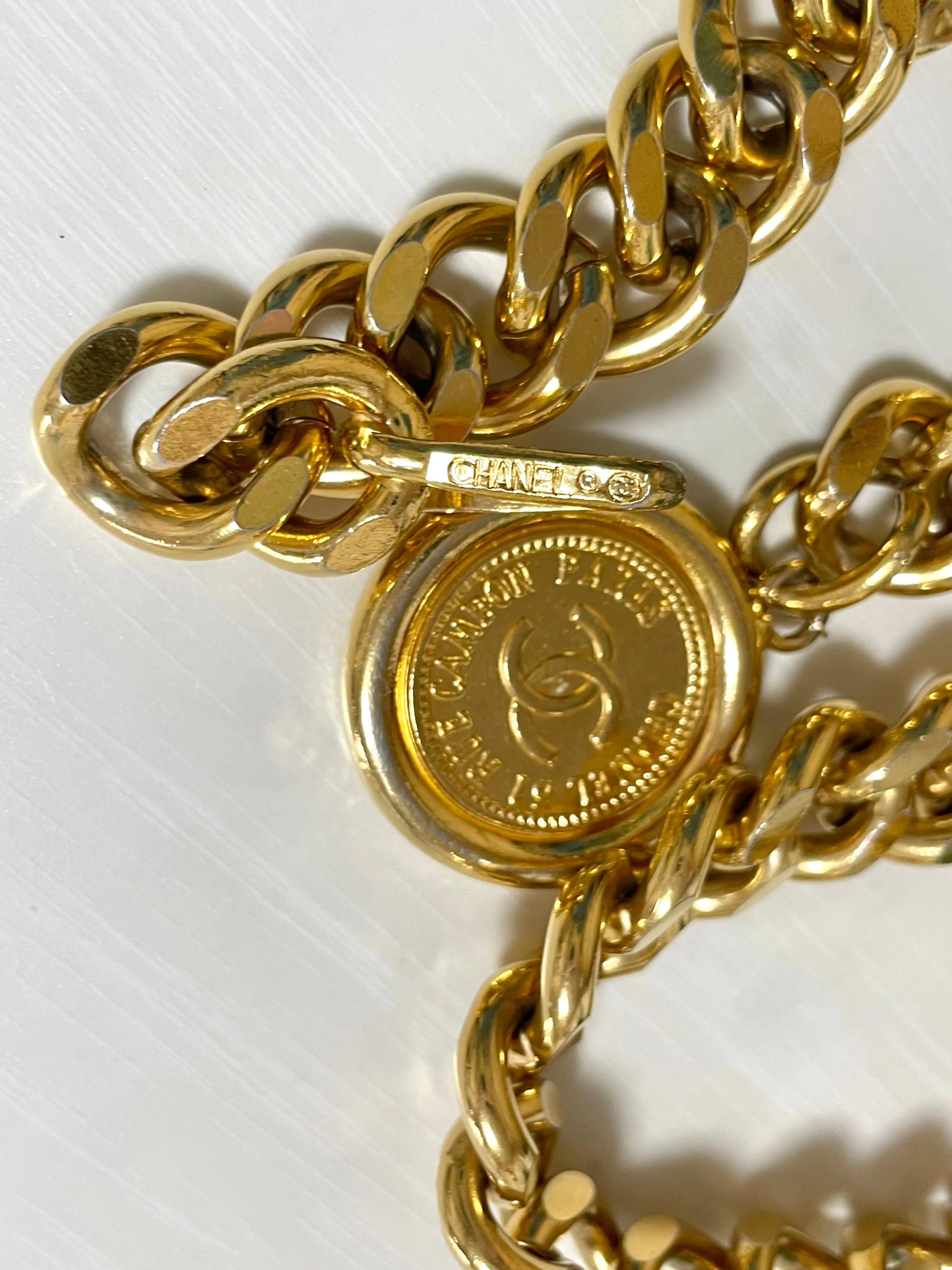 Vintage CHANEL golden thick chain belt with a CC charm and logo plate. 82cm. Classic belt. 0410244