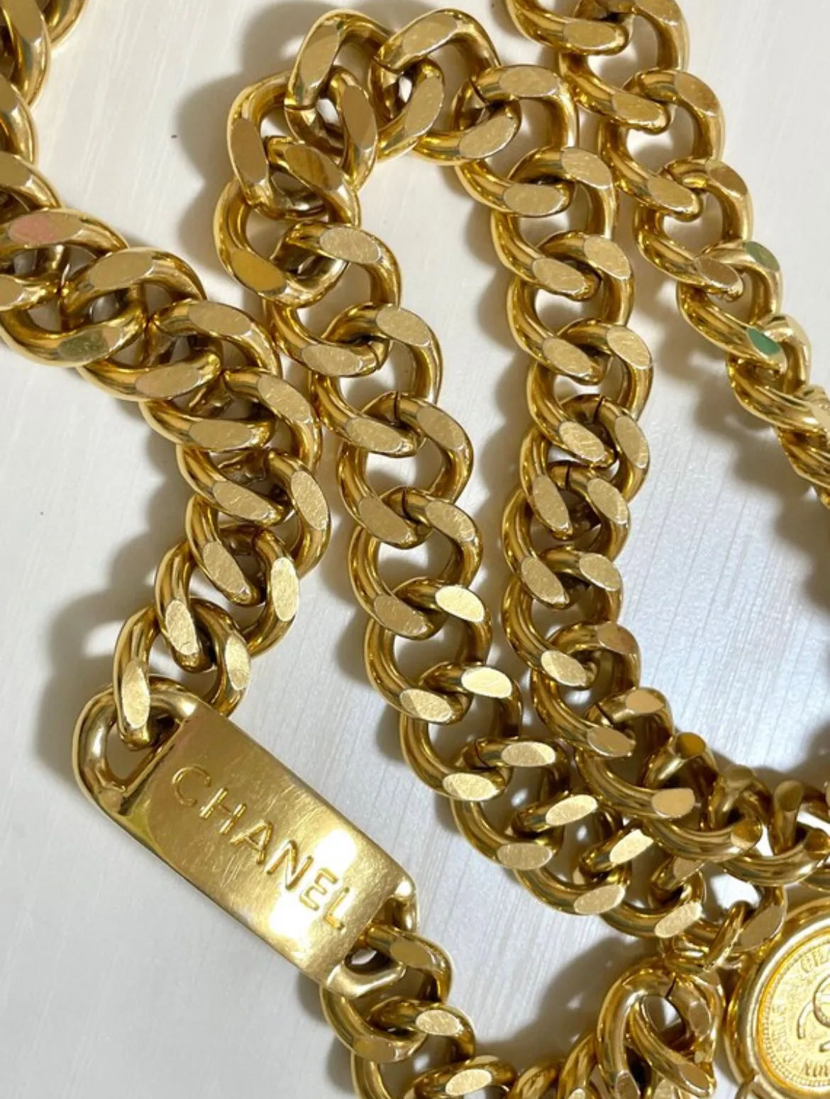 Vintage CHANEL golden thick chain belt with a CC charm and logo plate. 82cm. Classic belt. 0410244