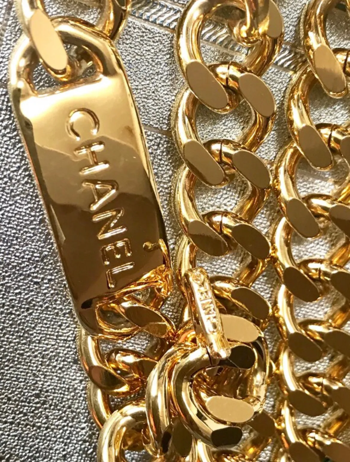 Vintage CHANEL golden thick chain belt with a CC charm and logo plate. 82cm. Classic belt. 0410244
