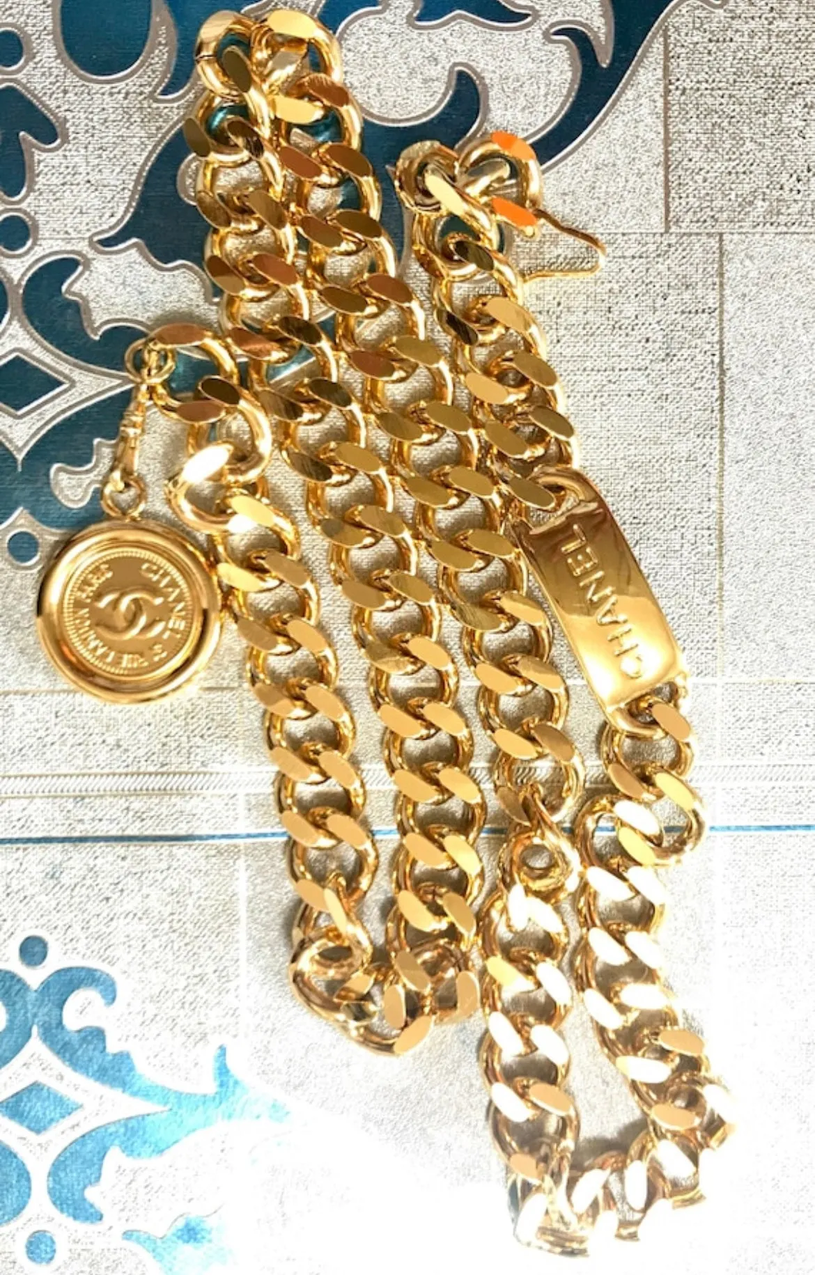 Vintage CHANEL golden thick chain belt with a CC charm and logo plate. 82cm. Classic belt. 0410244