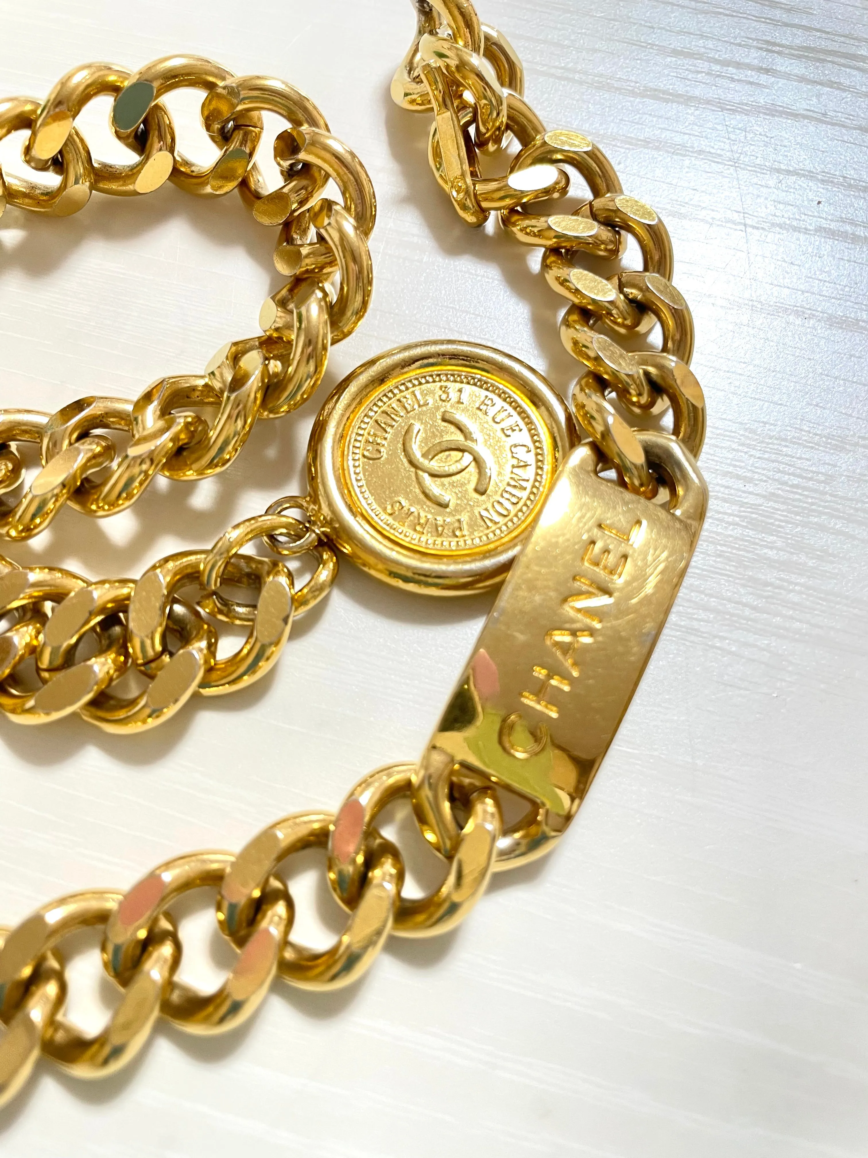 Vintage CHANEL golden thick chain belt with a CC charm and logo plate. 82cm. Classic belt. 0410244