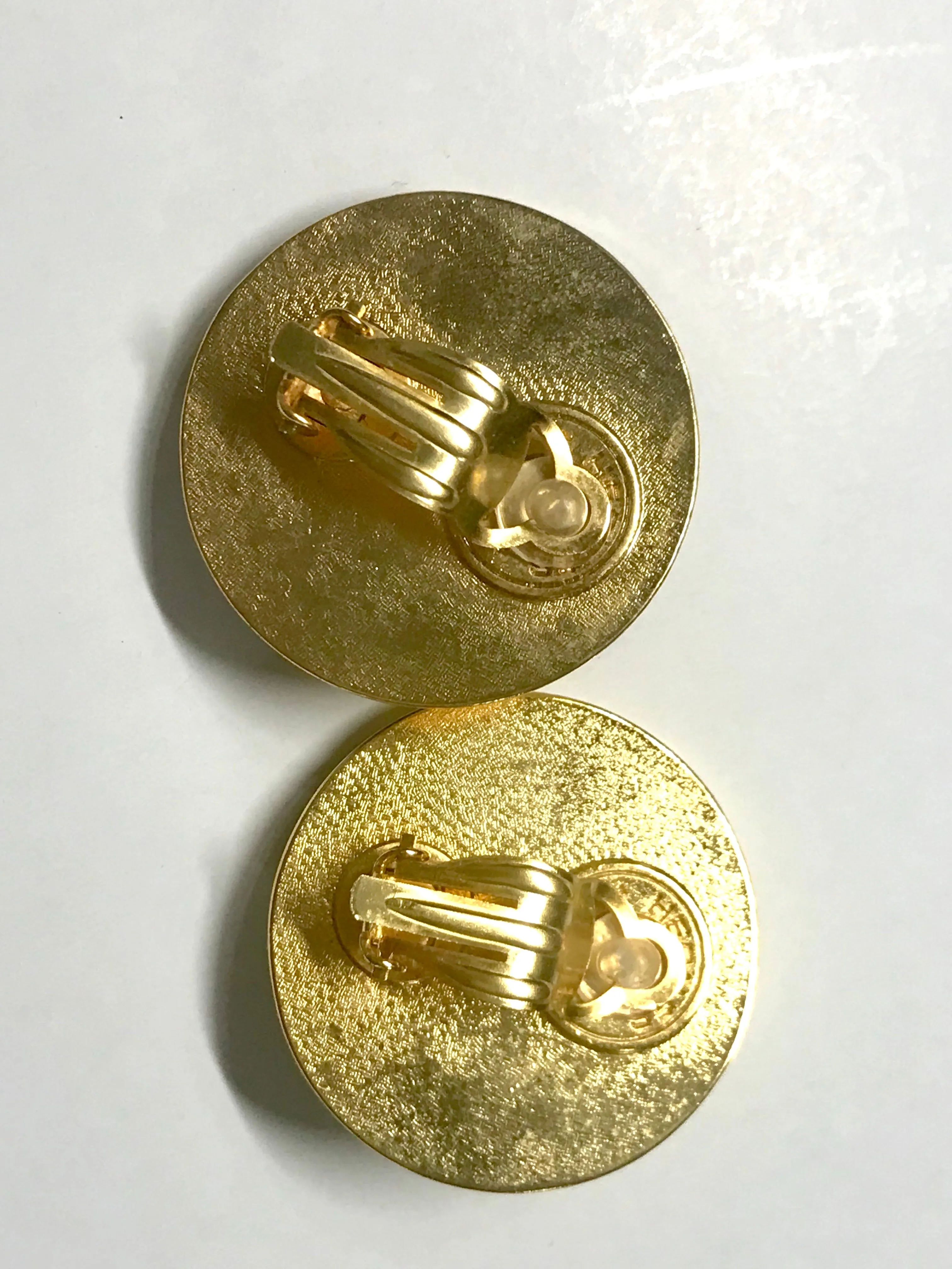 Vintage HERMES golden round earrings with white silk fabric frames. Classic jewel piece.