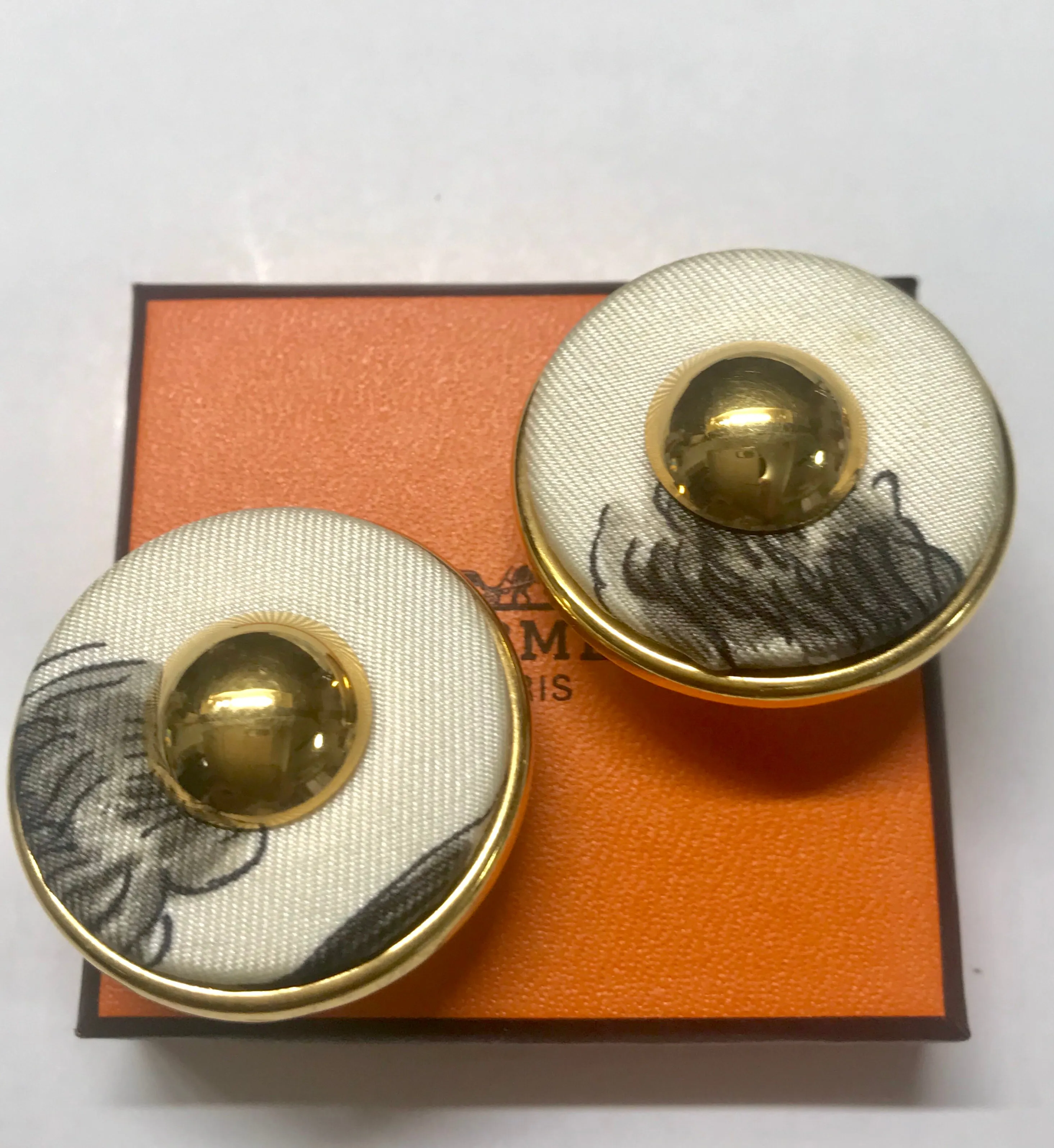 Vintage HERMES golden round earrings with white silk fabric frames. Classic jewel piece.